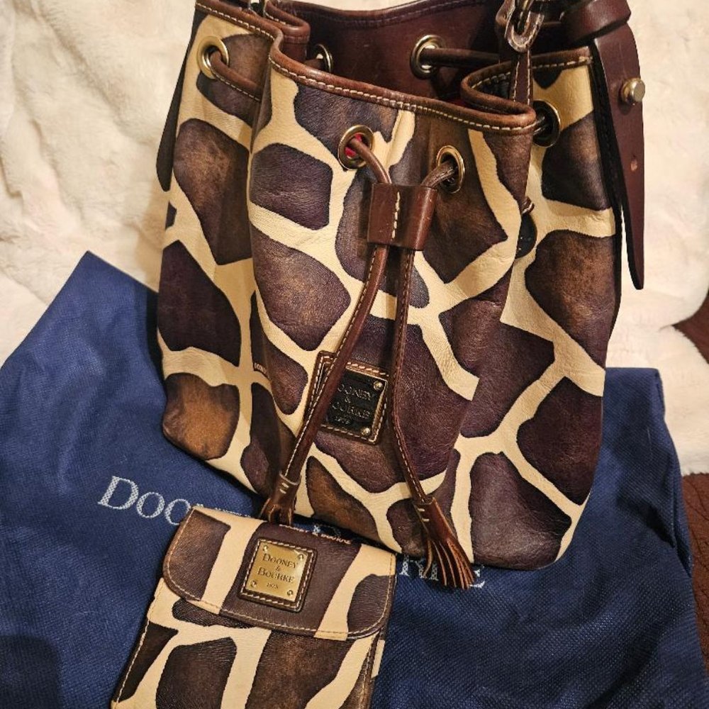 Dooney & Bourke vintage giraffe print pocketbook satchel & wallet set.
